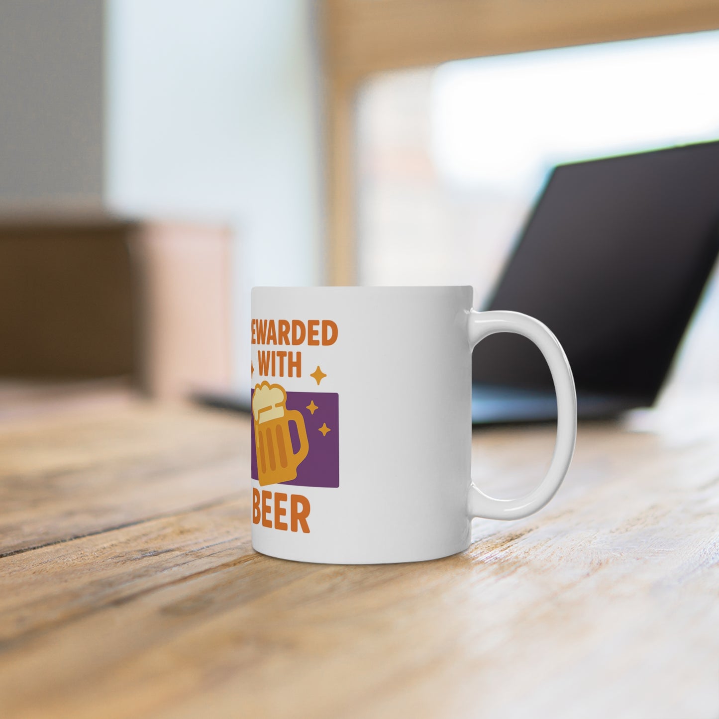 Tasse en céramique : alimentée par du café, récompensée par de la bière