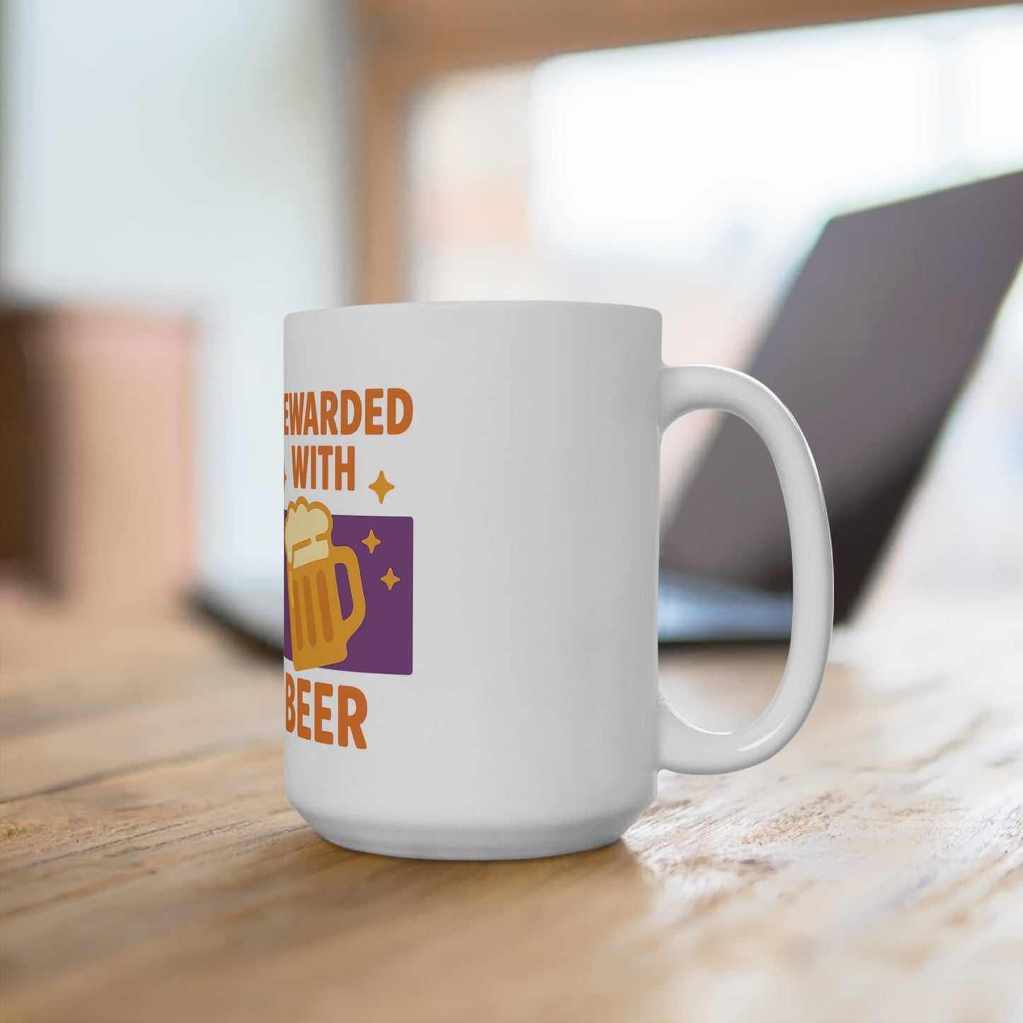 Tasse en céramique : alimentée par du café, récompensée par de la bière